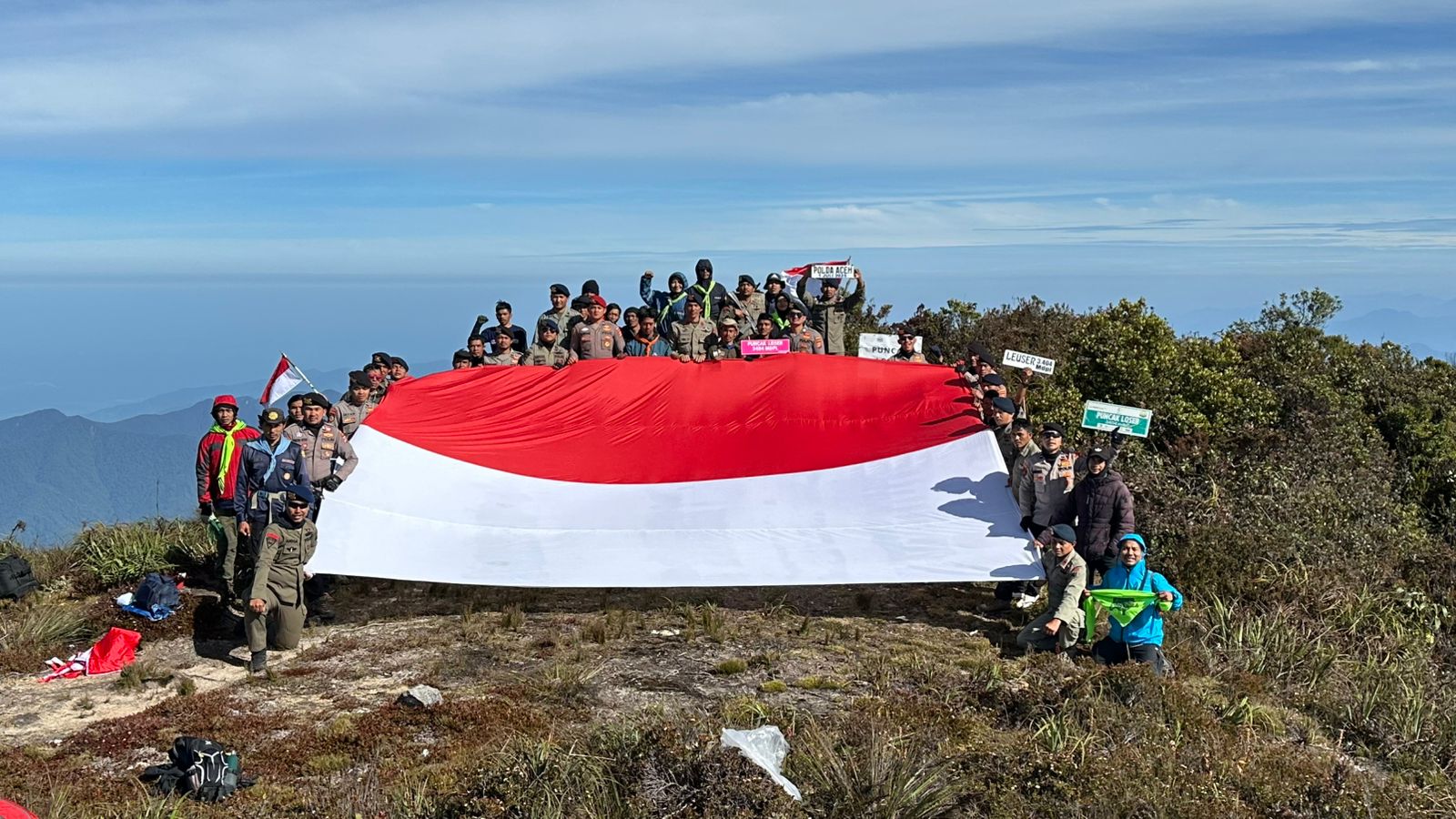 Tim Ekspedisi Bhayangkara Bentangkan Bendera Merah Putih di Puncak Gunung Lauser